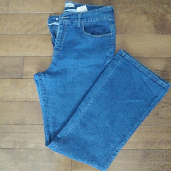 🌸3/$30🌸 Lee high rise boot cut size 10M